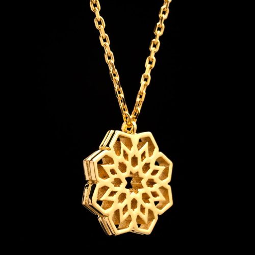 Collar dorado Dueros con colgante geométrico en forma de estrella en fotografía de alta calidad