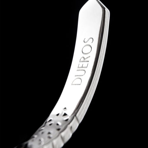 Fotografía de pulsera de plata grabada con el nombre Dueros en fondo negro