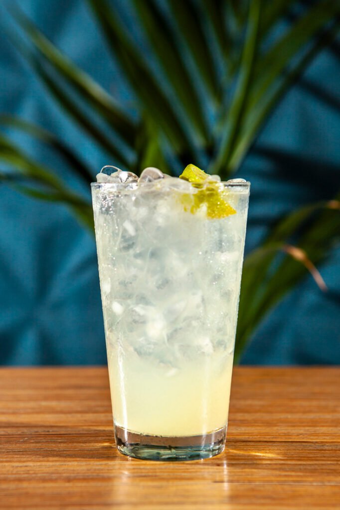 Fotografía de una limonada servida en Curtis Audiophile Cafe, Barcelona, capturada con estilo por NUA Estudio.