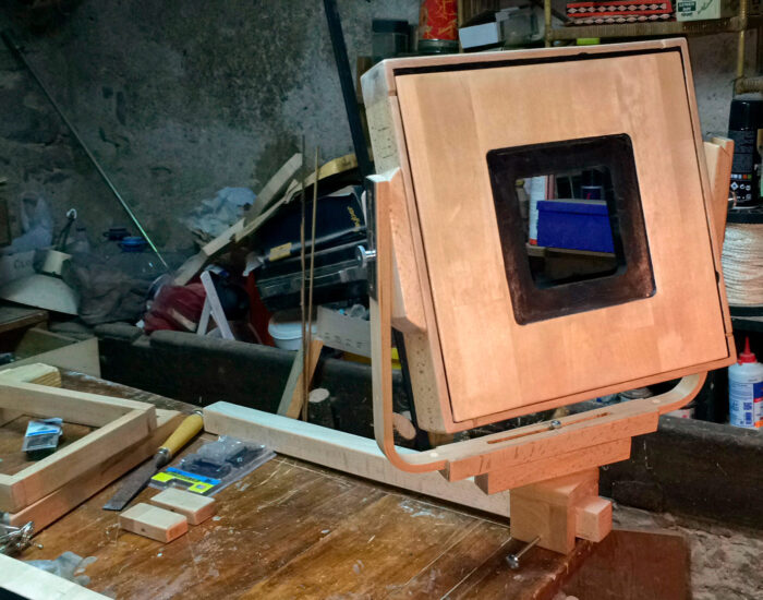 Proceso de ensamblaje de las escuadras de la cámara de gran formato en madera de haya.