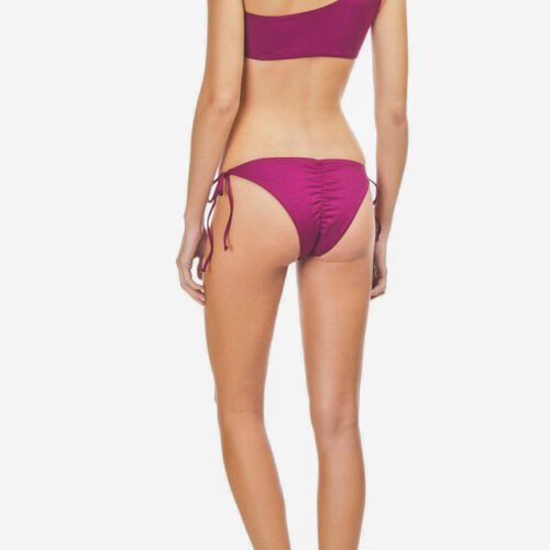 Fotografía de producto para eCommerce con modelo, destacando el diseño, materiales y uso en un entorno natural. Ideal para tiendas online y catálogos digitales.