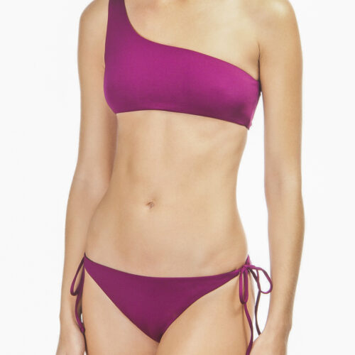 Fotografía de producto para eCommerce con modelo, destacando el diseño, materiales y uso en un entorno natural. Ideal para tiendas online y catálogos digitales.