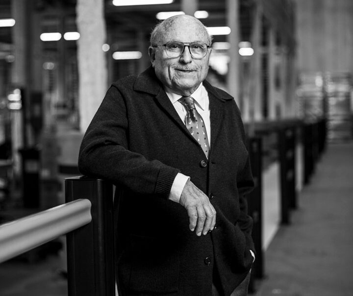 Retrato corporativo de empleados y directivos de la Fundación Cares en el lugar de trabajo.