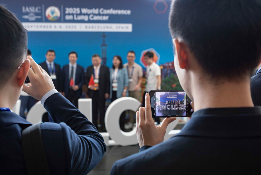 Fotografía de asistentes y networking en el Congreso Mundial de Cáncer de Pulmón 2025 (WCLC2025) Barcelona, por NUA Estudio.