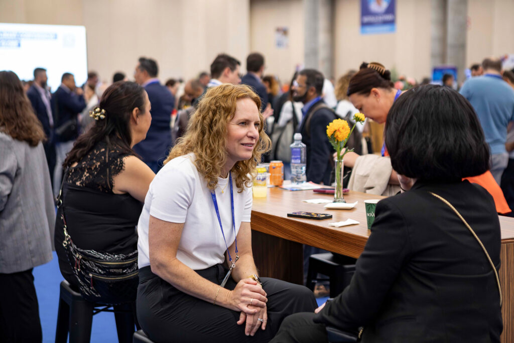 Fotografía de asistentes y networking en el Congreso Mundial de Cáncer de Pulmón 2025 (WCLC2025) Barcelona, por NUA Estudio.