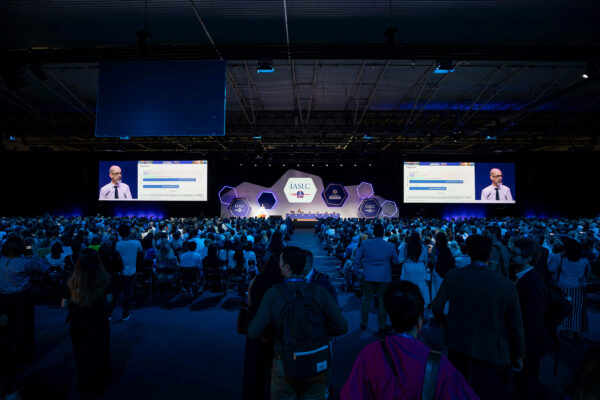 Foto de ponencia WCLC2025 Barcelona | NUA Estudio Fotografía de ponencia en el Congreso Mundial de Cáncer de Pulmón 2025 (WCLC2025) en Barcelona, realizada por NUA Estudio.