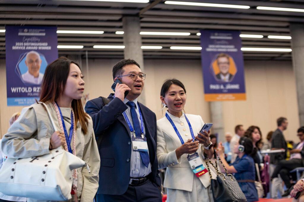 Fotografía de asistentes y networking en el Congreso Mundial de Cáncer de Pulmón 2025 (WCLC2025) Barcelona, por NUA Estudio.